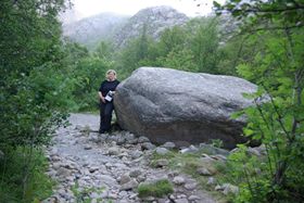 Geopfad mit Findling