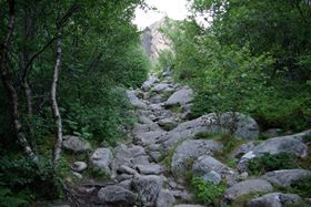 Weg zum Loch im Fels