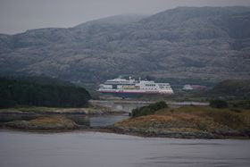 Ein Hurtigrutenschiff...