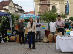 Ingrid Hönlinger, Politikerin und Rechtsanwältin aus Ludwigsburg, begrüßt das Publikum auf dem Marktplatz