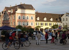 Die Trommler ziehen Leute an
