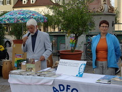 Gerda Heinzmann von der Schubartbuchhandlung Ludwigsburg stellt das Buch "Jetzt tanzen sie auf dem Kasernenhof" vor