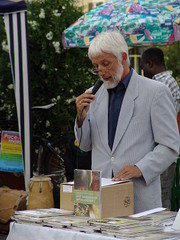 Buchautor und Journalist Manfred Bornemann liest aus seinem Buch "Jetzt tanzen sie auf dem Kasernenhof" das sich mit der Ludwigsburger Stadtgeschichte und mit der Kasernenkonversion befasst