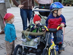 Kinder lauschen der Trommeln des Duo Drum Talk