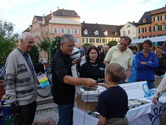 Versteigerung eines fair gehandelten und auf der Pacemakers pro-tour von Sportlern und Politikern signierten Fussballs
