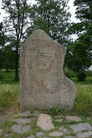 Runenstein im Schlosspark