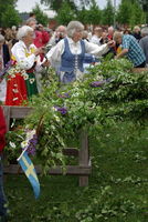 Schmücken des Mittsommerbaumes